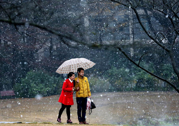 杭州難得見到下雪，游客開心不已。