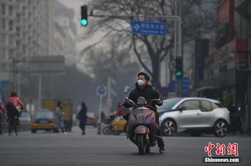 12月7日北京遭新一輪霧霾侵襲 氣象臺再次發(fā)布橙色預(yù)警。中新網(wǎng)記者 金碩 攝