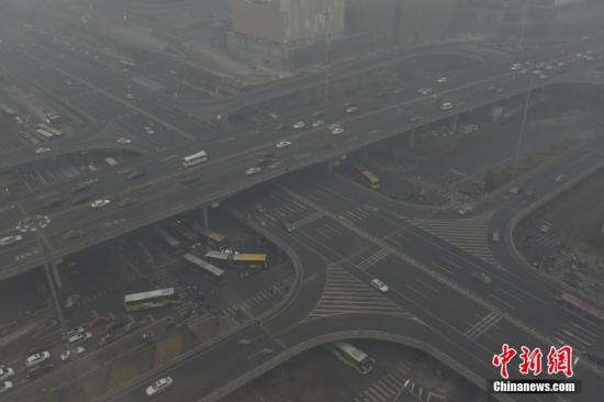 霧霾中CBD中央商務(wù)區(qū)國(guó)貿(mào)橋，單雙號(hào)實(shí)行車輛明顯減少。 圖片來(lái)源：視覺(jué)中國(guó)