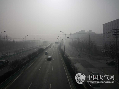 12月25日，石家莊東二環(huán)附近天空灰蒙蒙一片。