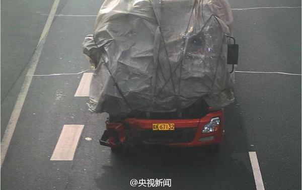 大貨車車頭蒙塑料布上高速 司機(jī)戴頭盔駕駛(圖)