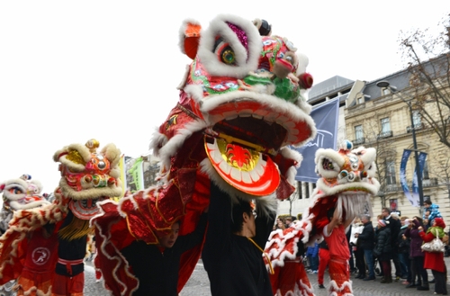 1月1日，在法國(guó)巴黎，來自巴黎華埠的謝卓賢金龍醒獅武術(shù)隊(duì)在香榭麗舍大街表演舞獅。