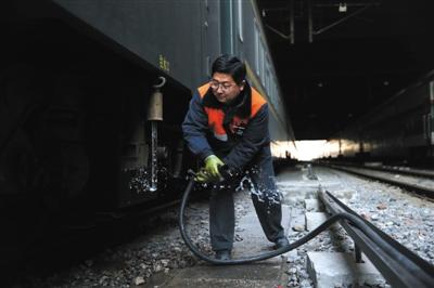 鐵路春運1月30日進(jìn)高峰客流高峰期至2月7日（圖）