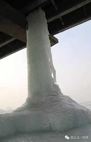 吉林鏟除巨型冰柱用七噸沸水