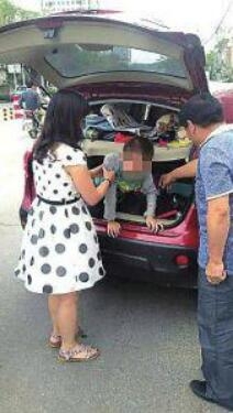 媽媽讓兒子鉆后備箱：汽車后備箱能坐人嗎？