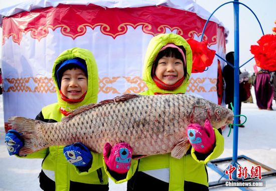 2016年01月16日，遼寧省沈陽市，為期一個半月的第四屆遼寧康平臥龍湖大遼文化冬捕節(jié)在沈陽市康平縣臥龍湖開幕，期間舉行遼代祭祖儀式、祭湖醒網(wǎng)儀式、觀看北方傳統(tǒng)古法捕魚、品嘗魚頭湯、看雪雕、逛廟會等豐富多彩的系列活動。臥龍湖位于沈陽北部，面積127.5平方公里，是遼寧省最大的平原淡水湖。當(dāng)?shù)氐拇筮|文化冬捕節(jié)已經(jīng)連續(xù)舉辦三屆，遼代元素貫穿整個冬捕活動，成為遼寧北部地區(qū)獨(dú)具特色的冬季旅游品牌。視覺中國