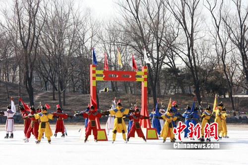 2011年，清代歷史上被視為“國(guó)俗”的冰嬉表演重現(xiàn)古都北京。 應(yīng)妮 攝