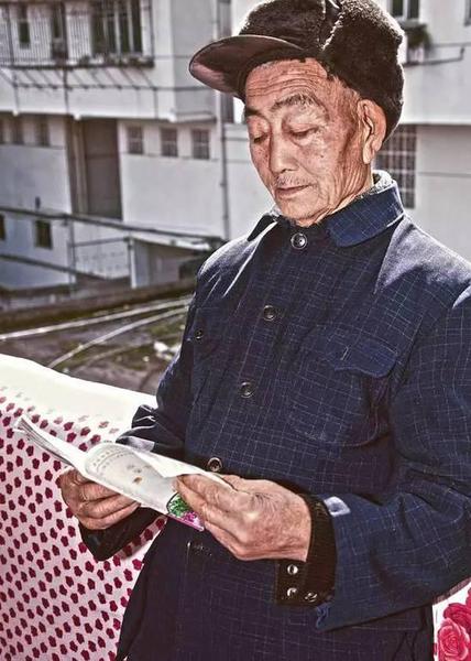 酷斃了！孫子給85歲爺爺拍了一組街拍照