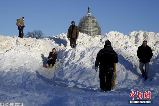 當(dāng)?shù)貢r(shí)間1月24日，美國遭遇暴風(fēng)雪襲擊。罕見暴風(fēng)雪天氣重創(chuàng)美國東北部地區(qū)，當(dāng)天美國首都華盛頓、費(fèi)城全城停擺，美國最大城市紐約幾乎全城癱瘓。