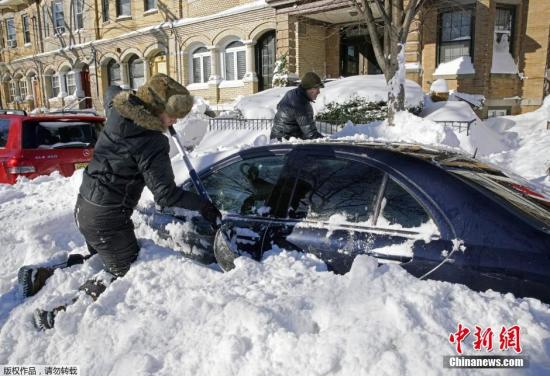 當(dāng)?shù)貢r(shí)間1月24日，美國遭遇暴風(fēng)雪襲擊。罕見暴風(fēng)雪天氣重創(chuàng)美國東北部地區(qū)，當(dāng)天美國首都華盛頓、費(fèi)城全城停擺，美國最大城市紐約幾乎全城癱瘓。