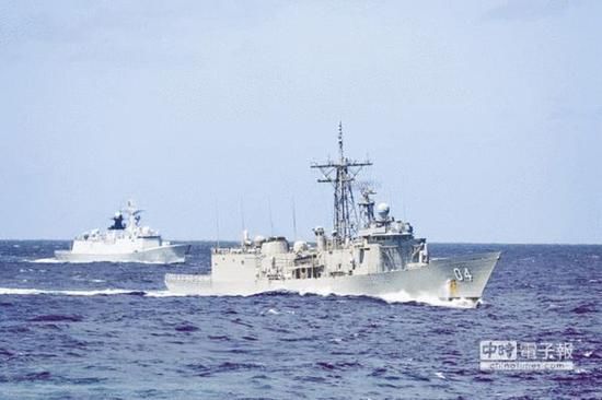 資料圖：1月1日，在澳洲以東海域，解放軍海軍益陽(yáng)艦（左）和澳洲海軍達(dá)爾文號(hào)護(hù)衛(wèi)艦（右）在南太平洋舉行聯(lián)合演練。