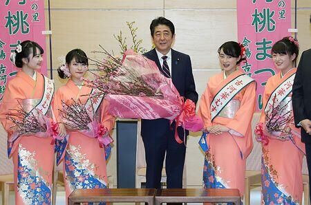 安倍接受茨城縣美女獻(xiàn)桃花喜笑顏開贊花很美很香