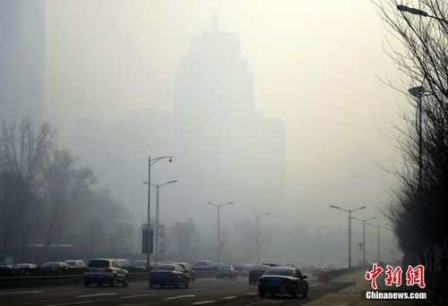 2月23日，新疆烏魯木齊市再度出現(xiàn)重度霧霾天氣，整個城市籠罩在霧霾之中，空氣質(zhì)量指數(shù)為嚴(yán)重污染。22日為農(nóng)歷正月十五，該市隨處都可聽到燃放煙花炮竹的聲音，夜晚時分達(dá)到頂峰，燃放煙花炮竹產(chǎn)生的煙霧，久久無法散去。圖為城區(qū)高層樓宇隱沒在霧霾之中，遠(yuǎn)看酷似“海市蜃樓”。