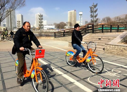 西寧首批“公共租賃自行車(chē)”免費(fèi)投入使用市民扎堆辦卡