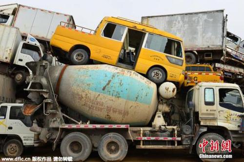 資料圖：2015年4月8日，浙江義烏市治理淘汰黃標車回收倉庫，6000多輛淘汰回收的各類黃標車等待拆解。 呂斌 攝 圖片來源：東方IC 版權(quán)作品 請勿轉(zhuǎn)載