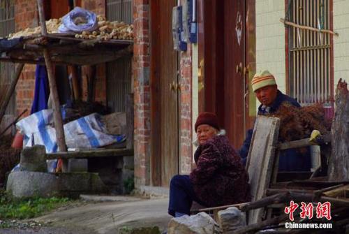 資料圖：2015年12月3日，在地處廣西偏遠山區(qū)的柳江縣土博鎮(zhèn)世界村世界屯，村莊中偶有幾個老人在田間地頭或房前出現(xiàn)。該村為廣西壯族自治區(qū)級貧困村，人口約2100人。因地處山區(qū)，田地少，甘蔗和種桑養(yǎng)蠶為百姓收入來源，年人均純收入不足3000元，60%以上人口外出務工。今年9月底，該村通往鎮(zhèn)上的路才全線貫通，告別崎嶇山路。今年10月廣西全面啟動精準扶貧工作，確保到2020年538萬農(nóng)村貧困人口如期脫貧。 朱柳融 攝