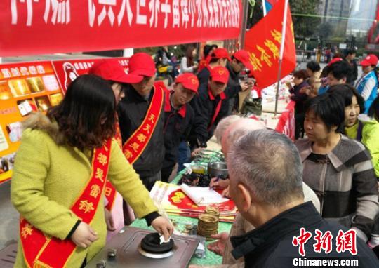 鄭州古稀“活雷鋒”的雷鋒日：很忙但很開(kāi)心（圖）