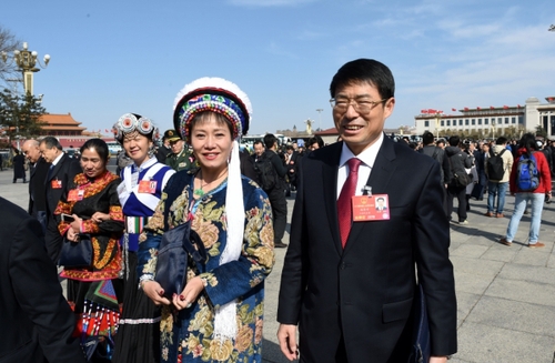 新華社照片，北京，2016年3月9日 
    十二屆全國(guó)人大四次會(huì)議舉行第二次全體會(huì)議 
    3月9日，十二屆全國(guó)人大四次會(huì)議在北京人民大會(huì)堂舉行第二次全體會(huì)議。這是代表走向人民大會(huì)堂。
    新華社記者 楊宗友 攝