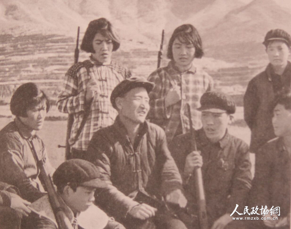 曾經(jīng)和焦裕祿一起當過民兵的山東淄博市北崮山村社員鄭汝信（中）向民兵講述焦裕祿在家鄉(xiāng)當民兵時的戰(zhàn)斗事跡