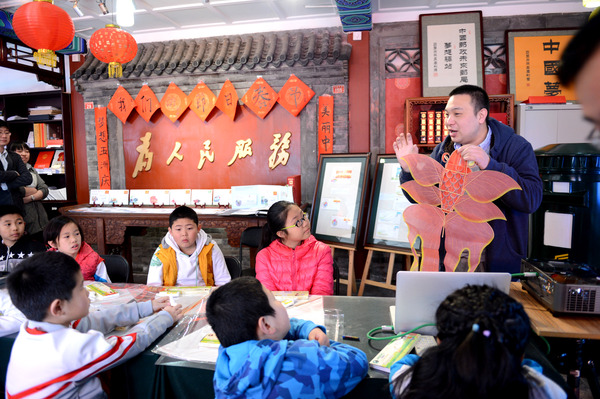 劉賓老師教孩子們國家級(jí)非物質(zhì)文化遺產(chǎn)“曹氏風(fēng)箏”的制作和傳承故事。