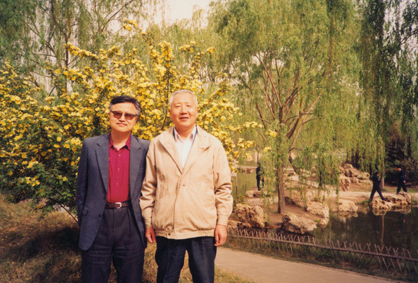 1994年，于是之和童道明在紫竹院公園合影