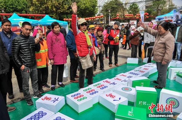 昆明市民街頭打“巨型麻將”