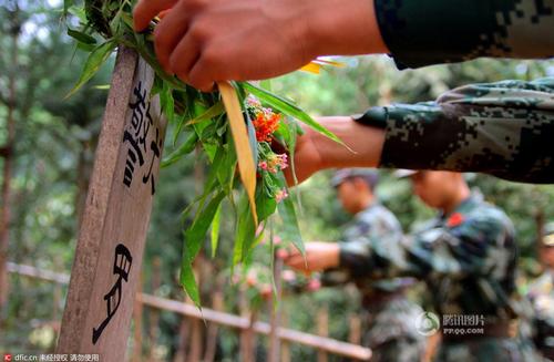 瑞麗邊防大隊江橋警犬復(fù)訓(xùn)基地的官兵在悼念“警犬戰(zhàn)友”，敬獻花環(huán)。