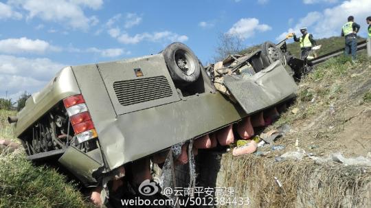 昆楚高速一旅游大巴翻車，3人現(xiàn)場(chǎng)死亡。　網(wǎng)絡(luò)圖 攝