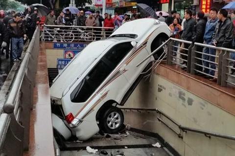 女司機油門當(dāng)剎車 盤點男女司機開車有哪些區(qū)別