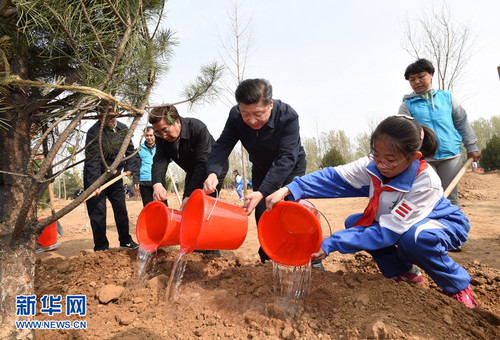 4月5日，黨和國家領導人習近平、李克強、張德江、俞正聲、劉云山、王岐山、張高麗等來到北京市大興區(qū)西紅門鎮(zhèn)參加首都義務植樹活動。 這是習近平同大家一起給剛栽下的樹苗澆水。新華社記者 李學仁 攝