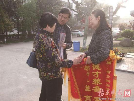 初中女生媽媽患癌 班主任將其接回家當(dāng)代理家長(zhǎng)