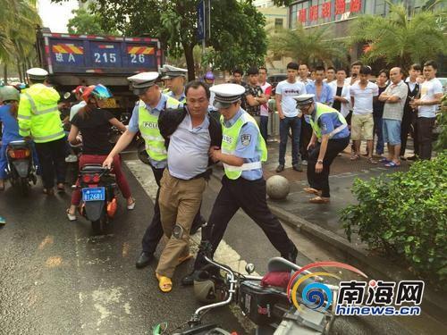 男子騎無牌電動車被攔 拳打協(xié)警還稱打輕了