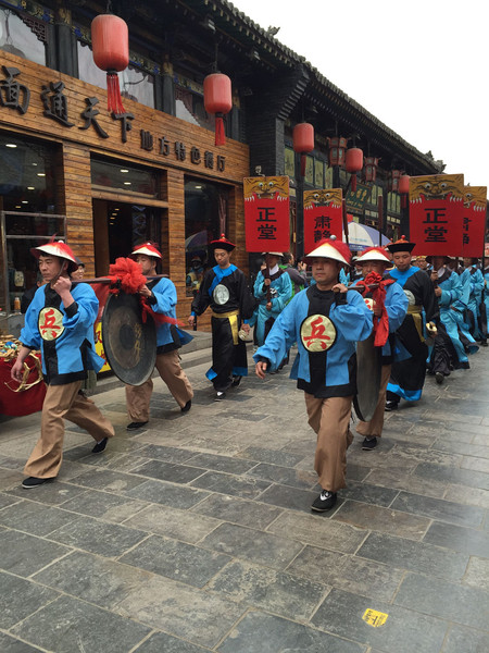 在真君廟的大戲臺(tái)上，晉商神韻藝術(shù)團(tuán)正在表演