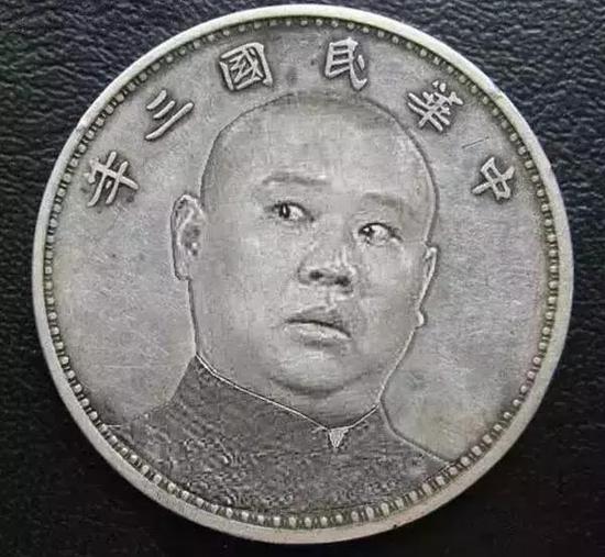 郭德綱喜歡收藏文玩已經(jīng)不是什么秘密了，無論是出席活動(dòng)，還是自己外出，都會(huì)佩戴一些文玩手串。來考考大家的眼力，能不能從圖片中看出他帶的是什么？