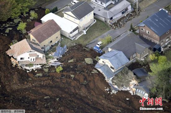 地震還引發(fā)山體滑坡。熊本縣南阿蘇村發(fā)生嚴(yán)重山體滑坡，多所居民住宅被毀。專(zhuān)家擔(dān)憂(yōu)的，還在于這連續(xù)兩次強(qiáng)震皆發(fā)生在熊本縣境內(nèi)的著名活火山阿蘇山附近。而當(dāng)天上午阿蘇山的中岳第一火口，已經(jīng)發(fā)生了小規(guī)模的噴火。