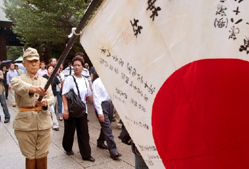 靖國神社內(nèi)的右翼分子