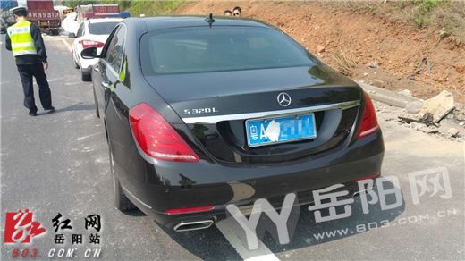 交警發(fā)現(xiàn)用尿不濕遮擋號牌的黑色轎車