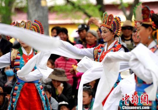 5月1日，羅布林卡公園內(nèi)的藏戲表演吸引大量市民觀看?！±盍?攝