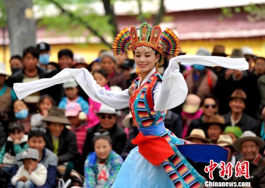 5月1日，羅布林卡公園內(nèi)的藏戲表演吸引大量市民觀看。　李林 攝