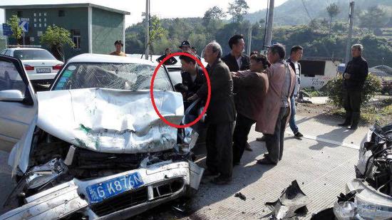 警察車禍現(xiàn)場跪地10分鐘 當