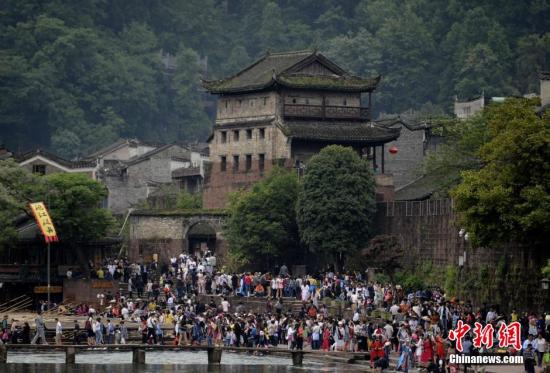 5月1日，正值“五一”小長假第二日，湖南鳳凰古城迎來了旅游高峰。 楊華峰 攝