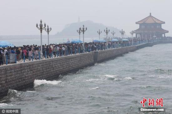 看海還是看人海？4月30日，青島棧橋的小清新氣息全無，只剩下緩慢挪動的各位盡情享受無盡的海風(fēng)。 圖片來源：視覺中國