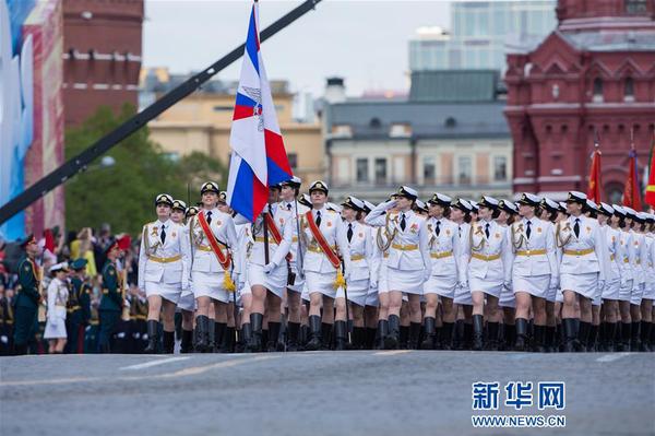 5月7日，在俄羅斯首都莫斯科，女兵方隊(duì)走過(guò)紅場(chǎng)。當(dāng)天，莫斯科紅場(chǎng)舉行勝利日閱兵式彩排，完整演練9日閱兵全過(guò)程。5月9日是俄羅斯衛(wèi)國(guó)戰(zhàn)爭(zhēng)勝利日，莫斯科紅場(chǎng)閱兵儀式是當(dāng)天的主要慶祝活動(dòng)。新華社記者白雪騏攝