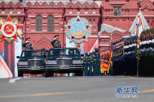 5月7日，在俄羅斯首都莫斯科，步兵方隊(duì)走過(guò)紅場(chǎng)。當(dāng)天，莫斯科紅場(chǎng)舉行勝利日閱兵式彩排，完整演練9日閱兵全過(guò)程。5月9日是俄羅斯衛(wèi)國(guó)戰(zhàn)爭(zhēng)勝利日，莫斯科紅場(chǎng)閱兵儀式是當(dāng)天的主要慶祝活動(dòng)。新華社記者白雪騏攝