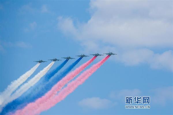 5月7日，在俄羅斯首都莫斯科，蘇-25攻擊機(jī)編隊(duì)飛越紅場(chǎng)。當(dāng)天，莫斯科紅場(chǎng)舉行勝利日閱兵式彩排，完整演練9日閱兵全過(guò)程。5月9日是俄羅斯衛(wèi)國(guó)戰(zhàn)爭(zhēng)勝利日，莫斯科紅場(chǎng)閱兵儀式是當(dāng)天的主要慶祝活動(dòng)。新華社記者白雪騏攝