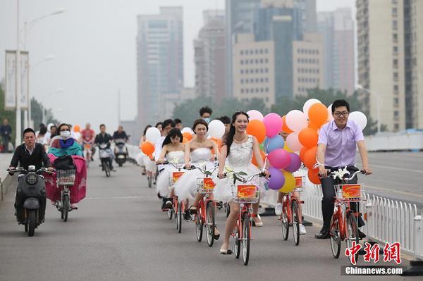 5月20日，南京90后小伙張龔亦騎著公共自行車迎接新娘徐思圓，在當(dāng)?shù)毓沧孕熊囆蜗蟠笫?、江蘇廣播主持人楊曉的策劃組織下，在“520”（我愛你的諧音）這一天用綠色環(huán)保、低碳出行的方式來表達(dá)愛情，表達(dá)對(duì)生活的這座城市的熱愛。