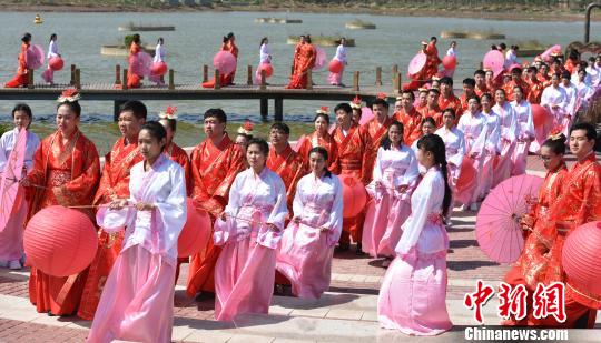 24日，“首屆曹妃甸？國際漢唐大型集體婚禮”在河北曹妃甸舉行。圖為婚禮現(xiàn)場。　白云水 攝