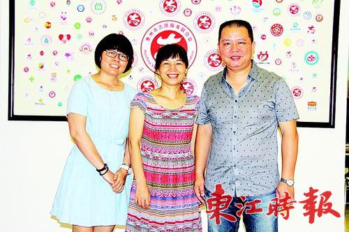 “東平哥”與妻子江鳳蘭（中）、妹妹黃秀影（左）。