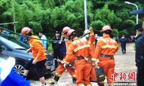 圖為建德消防官兵在現(xiàn)場(chǎng)救援。　余炫 攝