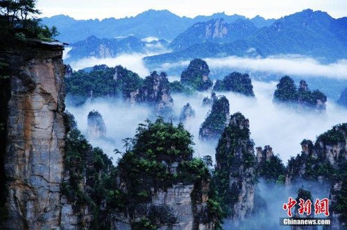 2016年5月29日，連續(xù)強降雨過后的世界自然遺產(chǎn)地湖南張家界核心景區(qū)武陵源天子山，飄渺無形的云海穿梭在連綿峰林間，奇美無比。